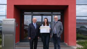 Foto der Spendenübergabe durch die Vertreter der Manfred-Roth-Stiftung für unser Projekt ifa+ am 22.04.2025 an unsere Kollegin Sarah Hahnel